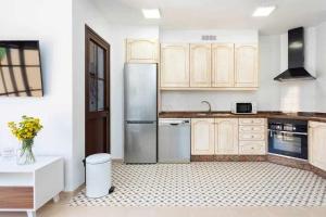 Kuchnia lub aneks kuchenny w obiekcie Sunnyland Apartment Costa Silencio parking