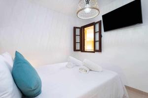 Łóżko lub łóżka w pokoju w obiekcie Sunnyland Apartment Costa Silencio parking