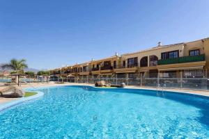 Basen w obiekcie Sunnyland Apartment Costa Silencio parking lub w pobliżu