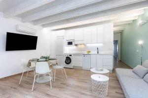 a white living room with a table and a couch at Sunnyland Ático Adelfas San Andrés in San Andrés