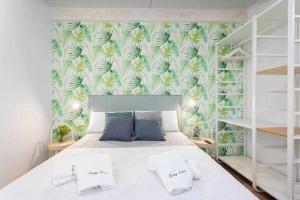 1 dormitorio con 1 cama con papel pintado tropical en Sunny Island Ático Adelfas San Andrés en San Andrés