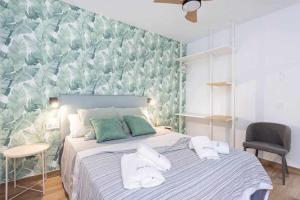 um quarto com uma cama com uma parede arborizada verde em Sunny Island 1º Adelfas San Andrés em San Andrés