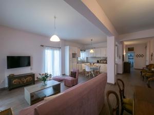 TV a/nebo společenská místnost v ubytování Central & Bright 2BD Apt in Corfu Town near Port