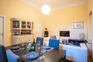 een eetkamer met een tafel en een woonkamer bij LT ATENEO in Bari