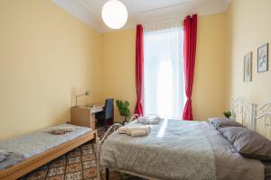 een slaapkamer met 2 bedden, een bureau en een raam bij LT ATENEO in Bari