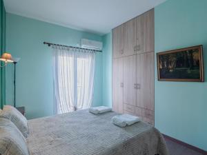Postel nebo postele na pokoji v ubytování Central & Bright 2BD Apt in Corfu Town near Port