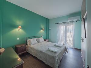Postel nebo postele na pokoji v ubytování Central & Bright 2BD Apt in Corfu Town near Port
