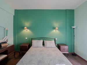 Postel nebo postele na pokoji v ubytování Central & Bright 2BD Apt in Corfu Town near Port