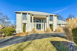 una gran casa de ladrillo con entrada en Saint Charles House Near Historic Downtown!, en St. Charles