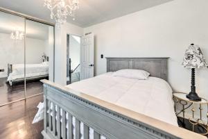 1 dormitorio con 1 cama grande y espejo en Saint Charles House Near Historic Downtown!, en St. Charles