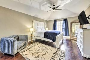 1 dormitorio con 1 cama, 1 silla y TV en Saint Charles House Near Historic Downtown!, en St. Charles