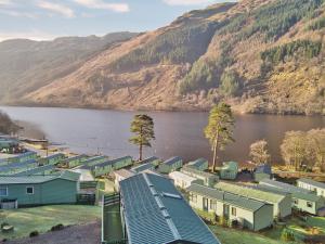 a group of houses on the shore of a lake at Cur Cottage - Uk7809 in Coirantee