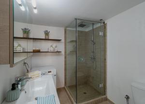 Koupelna v ubytování Central & Bright 2BD Apt in Corfu Town near Port + 18 fotografií