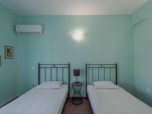 Postel nebo postele na pokoji v ubytování Central & Bright 2BD Apt in Corfu Town near Port