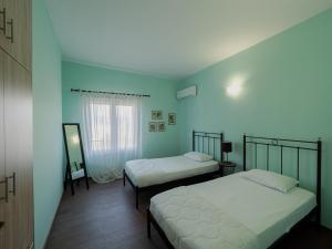 Postel nebo postele na pokoji v ubytování Central & Bright 2BD Apt in Corfu Town near Port