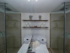Koupelna v ubytování Central & Bright 2BD Apt in Corfu Town near Port