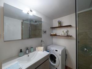 Koupelna v ubytování Central & Bright 2BD Apt in Corfu Town near Port