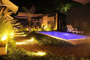 una piscina con luces en un patio trasero por la noche en Don Juan Carlos Cabañas Ecológicas en San Bernardino