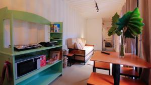 een woonkamer met een tafel en een tv in een kamer bij Don Juan Carlos Cabañas Ecológicas in San Bernardino