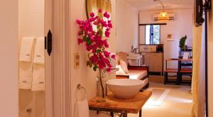 a living room with a vase of flowers on a table at Don Juan Carlos Cabañas Ecológicas in San Bernardino