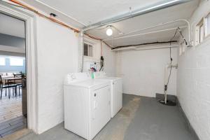 een garage met een wastafel en een wasmachine bij Adorable Studio unit in Dundalk! in Dundalk