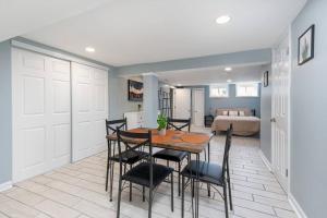 Postel nebo postele na pokoji v ubytování Adorable Studio unit in Dundalk!