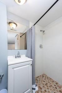 een badkamer met een wastafel en een douche bij Adorable Studio unit in Dundalk! in Dundalk
