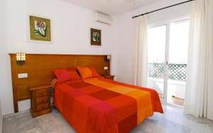 Cama ou camas em um quarto em Apartamentos HC Burriana Playa