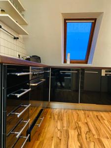 cocina con fregadero y ventana en Charmante Ferienwohnung mit Kaminofen, en Bremerhaven