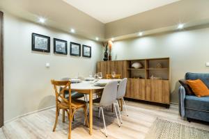 een eetkamer met een tafel, stoelen en een bank bij ApartamentySnu, Słoneczny Standard z parkingiem, Centrum in Radom