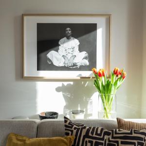 une photo noire et blanche d'un homme assis sur un canapé dans l'établissement Newly renovated large 4/5 bedroom Victorian terrace house with garden., à Londres