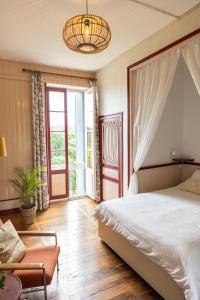 um quarto com uma cama e uma grande janela em Château La Barge - Dordogne em La Boissière-dʼAns