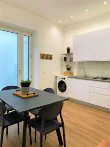 A kitchen or kitchenette at Rosato Suites 2 - Appartamento moderno e confortevole con spazio esterno tra Mondello e il centro storico