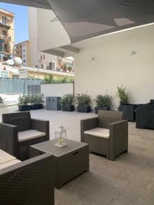 A seating area at Rosato Suites 2 - Appartamento moderno e confortevole con spazio esterno tra Mondello e il centro storico