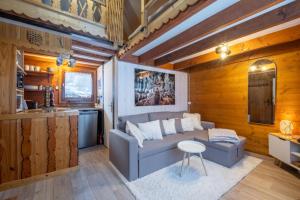 - un salon avec un canapé et une table dans l'établissement Le Mazot - mezzanine with nice view, à Chamonix-Mont-Blanc