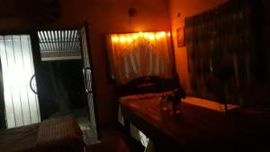 ein kleines Zimmer mit einem Bett und einem Spiegel in der Unterkunft Los Crespones, Vaqueros in Vaqueros