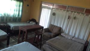 ein Wohnzimmer mit einem Sofa und einem Tisch in der Unterkunft Los Crespones, Vaqueros in Vaqueros