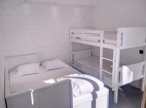 מיטה או מיטות קומותיים בחדר ב-Résidence Graziella Appartement 222