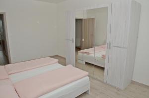 Posteľ alebo postele v izbe v ubytovaní Apartmány Vinohrady