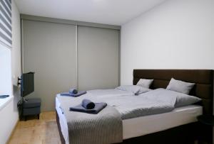 1 dormitorio con 1 cama con sombrero azul en Aparthotel Brokeš, en Lanškroun