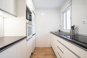 A kitchen or kitchenette at For You Rentals Cozy Apartment TEMPORAL La Vaguada Madrid PMO10