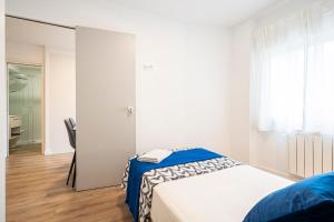 A bed or beds in a room at For You Rentals Cozy Apartment TEMPORAL La Vaguada Madrid PMO10