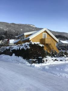 een huis met sneeuw op de grond ervoor bij Sandvik Garasjeloft in Vossevangen