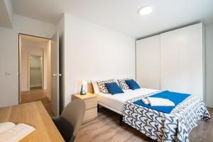 A bed or beds in a room at For You Rentals Cozy Apartment TEMPORAL La Vaguada Madrid PMO10