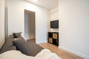 ein Wohnzimmer mit einem Sofa und einem TV in der Unterkunft For You Rentals Cozy Apartment La Vaguada Madrid PMO10 in Madrid