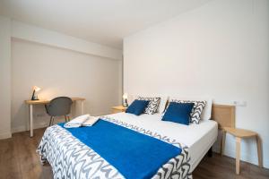 A bed or beds in a room at For You Rentals Cozy Apartment TEMPORAL La Vaguada Madrid PMO10