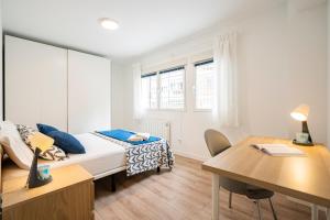 1 dormitorio con cama, escritorio y mesa en For You Rentals Cozy Apartment La Vaguada Madrid PMO10 en Madrid