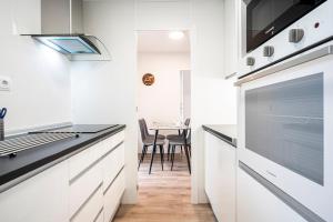 A kitchen or kitchenette at For You Rentals Cozy Apartment TEMPORAL La Vaguada Madrid PMO10