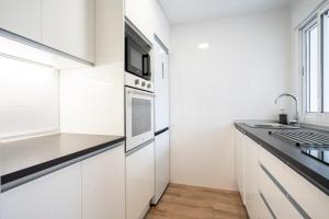 A kitchen or kitchenette at For You Rentals Cozy Apartment TEMPORAL La Vaguada Madrid PMO10