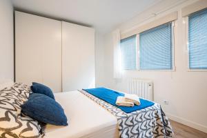A bed or beds in a room at For You Rentals Cozy Apartment TEMPORAL La Vaguada Madrid PMO10